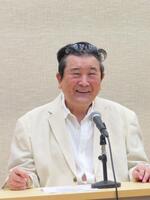 取材会で笑顔を見せる小林旭