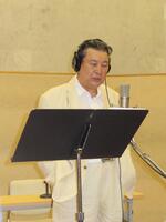 新曲を熱唱する小林旭