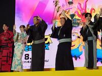 「ミニおんど」を踊る（左から）寺家、鈴木愛理、松平健、笑福亭鶴瓶、千葉雄大
