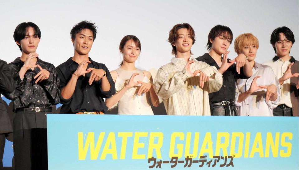 完成披露上映会に出席した（左から）長野蒼大、砂田将宏、田辺桃子、森愁斗、椿泰我、小西詠斗、小泉光咲