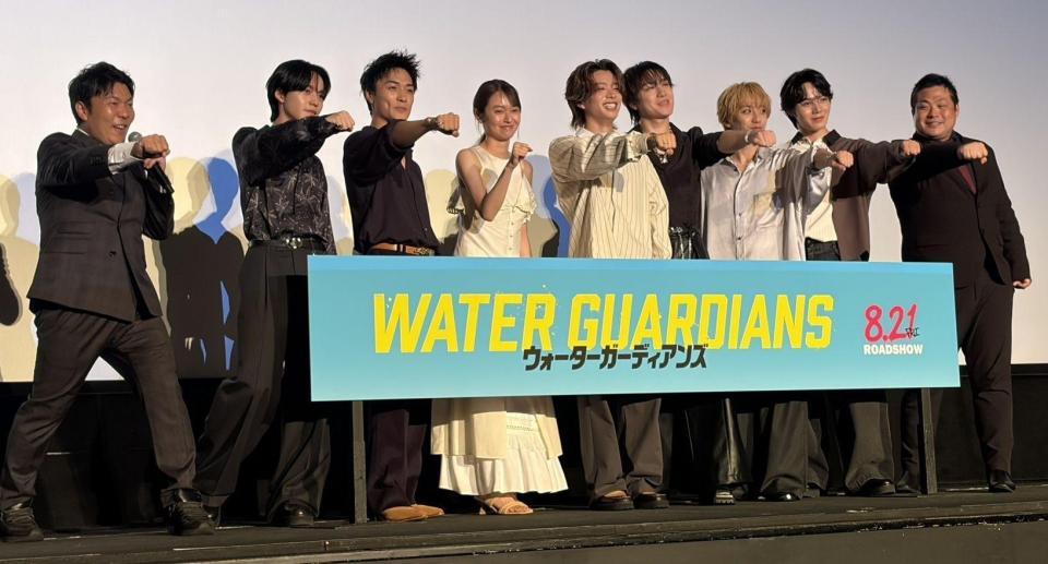 ポーズを取って盛り上がる（左から）オラキオ、長野蒼大、砂田将宏、田辺桃子、森愁斗、椿泰我、小西詠斗、小泉光咲、瀧川元気監督