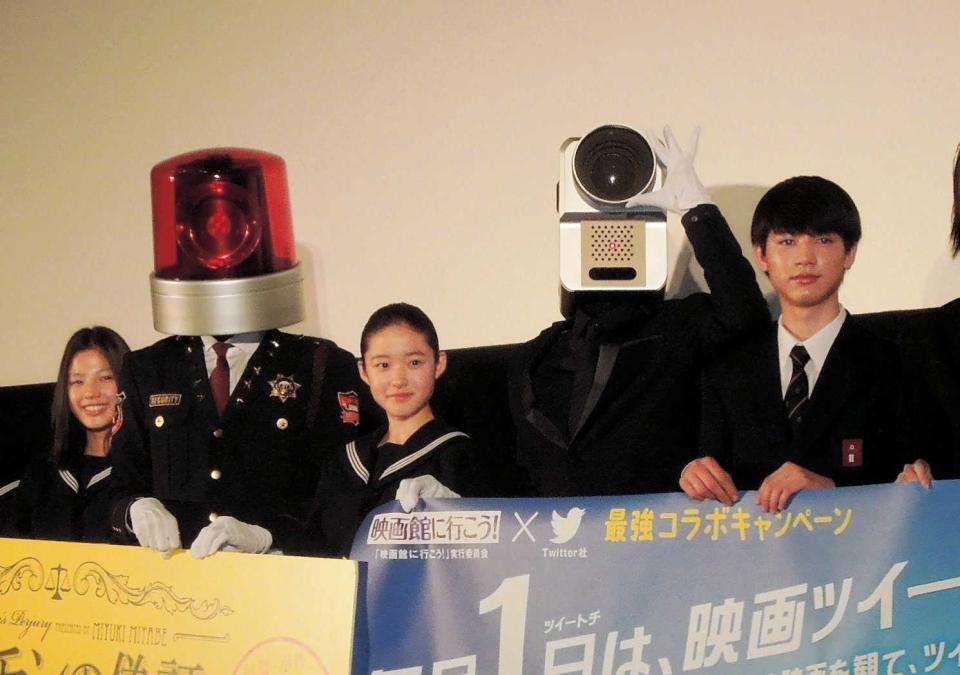 舞台あいさつした（左から）石井杏奈、パトランプ男、藤野涼子、カメラ男、板垣瑞生＝２０１５年３月