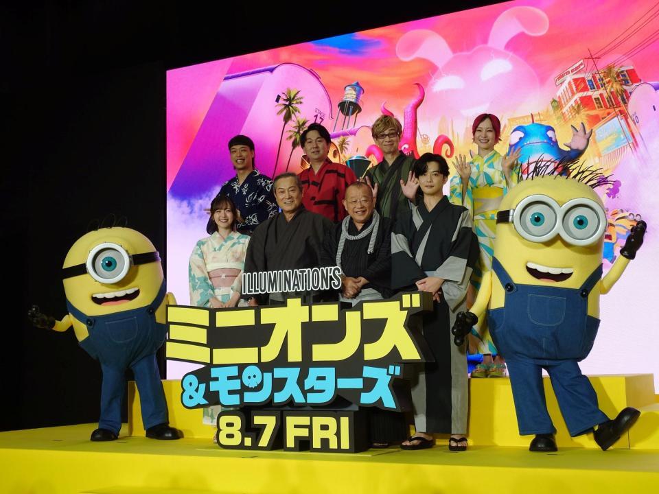 ミニオンズと撮影する（前列左から）鈴木愛理、松平健、笑福亭鶴瓶、千葉雄大、（後列左から）エース、寺家、山寺宏一、ＬｉＳＡ