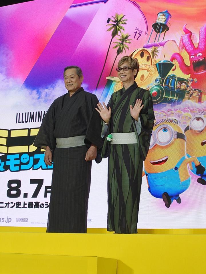 イエローカーペットに登場した（左から）松平健、山寺宏一