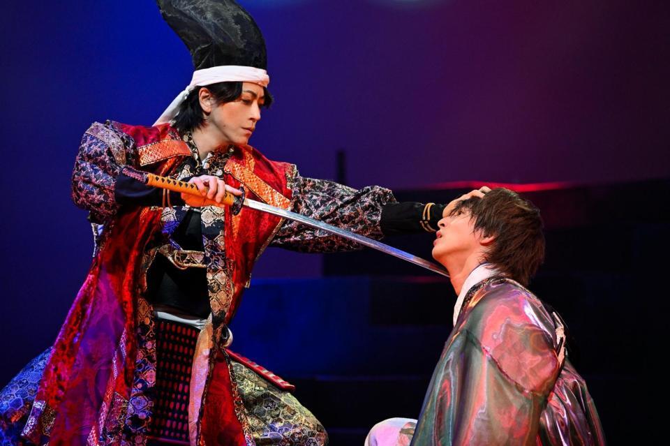 舞台「礎の響　〈天下の分け目に立つ者〉　－　Ｔｈｏｓｅ　Ｗｈｏ　Ｓｔａｎｄ　ａｔ　ｔｈｅ　Ｄｉｖｉｄｅ　－」で熱演する演者