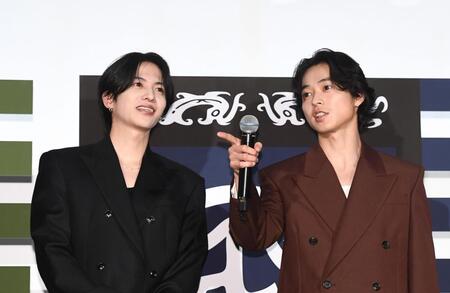 志尊淳（左）と談笑する山﨑賢人（撮影・園田高夫）