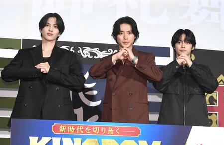 ポーズを決める（左から）志尊淳、山﨑賢人、神尾楓珠（撮影・園田高夫）