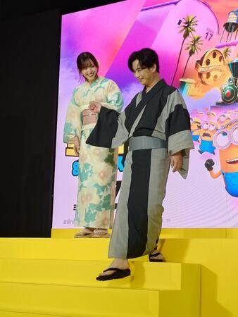 イエローカーペットを歩く（左から）鈴木愛理、千葉雄大