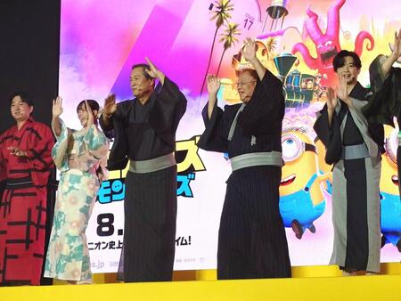 「ミニおんど」を踊る（左から）寺家、鈴木愛理、松平健、笑福亭鶴瓶、千葉雄大