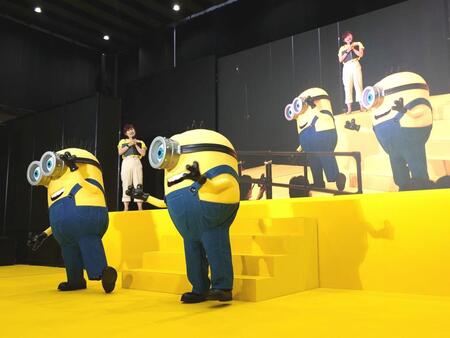 イエローカーペットに登場したミニオンズ（左から）ヘンリー、ジェームズ