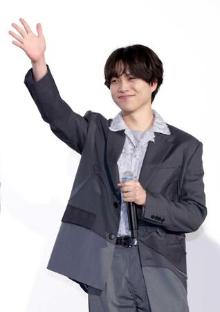 手を振る重岡大毅（撮影・伊藤笙子）