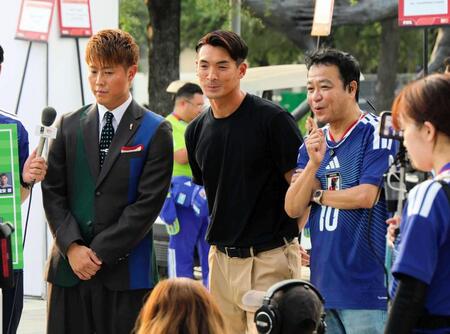 Ｗ杯で現地リポートする柿谷曜一朗氏（左）
