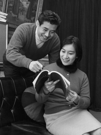 自宅でくつろぐ高島忠夫さんと妻の寿美花代さん＝１９６７年１月