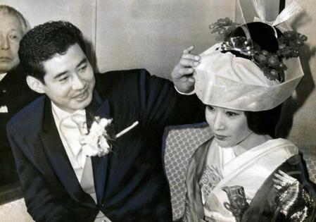 寿美花代さん（右）と結婚式を挙げた高島忠夫さん＝１９６３年２月