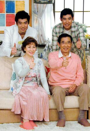 テレビ収録で勢ぞろいした高嶋ファミリー（前列右から時計回りに）高島忠夫さん、寿美花代さん、高嶋政宏、高嶋政伸＝２００６年３月