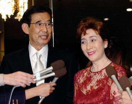 高島政宏の結婚を祝う会で高島忠夫さん（左）と寿美花代さん＝２００５年１１月