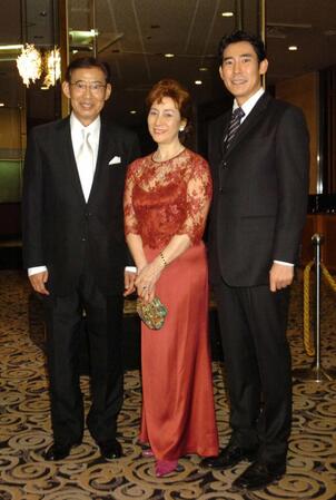 満面笑顔の（左から）高島忠夫さん・寿美花代さん夫妻、高嶋政伸＝２００５年１１月