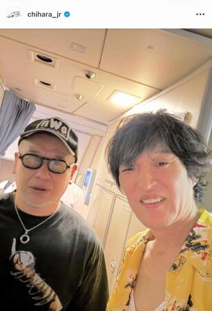 「ばったり飛行機にけつッ！！」と２ショットを披露した千原ジュニア。公式インスタグラム＠ｃｈｉｈａｒａ＿ｊｒより