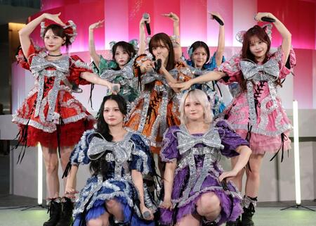 「ひんやりＫＩＴＴＥ」オープニングセレモニーで「倍倍ＦＩＧＨＴ！」を披露したＣＡＮＤＹ　ＴＵＮＥ（前列左から）桐原美月、宮野静、（後列同）立花琴未、小川奈々子、南なつ、福山梨乃、村川緋杏（撮影・伊藤笙子）