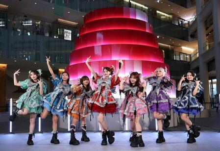 「ひんやりＫＩＴＴＥ」オープニングセレモニーで「倍倍ＦＩＧＨＴ！」を披露したＣＡＮＤＹ　ＴＵＮＥ（左から）小川奈々子、福山梨乃、南なつ、立花琴未、村川緋杏、宮野静、桐原美月（撮影・伊藤笙子）