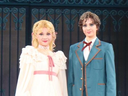 雪組新人公演「ポーの一族」でエドガー役の華世京（右）とメリーベル役の澄花まい