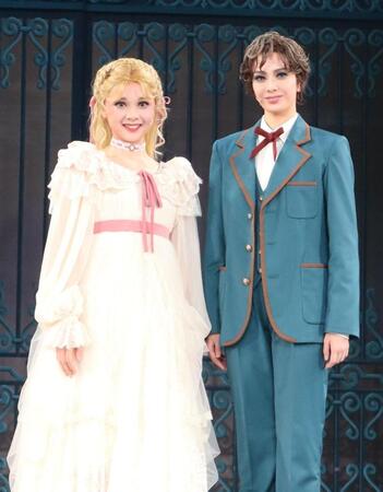 雪組新人公演「ポーの一族」でエドガー役の華世京（右）とメリーベル役の澄花まい