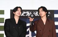 志尊淳（左）と談笑する山﨑賢人（撮影・園田高夫）