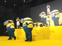 イエローカーペットに登場したミニオンズ（左から）ヘンリー、ジェームズ
