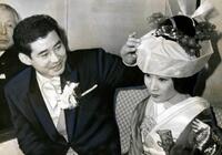 寿美花代さん（右）と結婚式を挙げた高島忠夫さん＝１９６３年２月