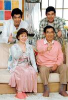 テレビ収録で勢ぞろいした高嶋ファミリー（前列右から時計回りに）高島忠夫さん、寿美花代さん、高嶋政宏、高嶋政伸＝２００６年３月