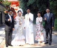 「イェ～イ」と結婚を喜んだ（左から）高島忠夫さん、シルビア・グラブ、高嶋政宏、寿美花代さん、高嶋政伸＝２００５年７月