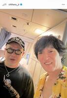 「ばったり飛行機にけつッ！！」と２ショットを披露した千原ジュニア。公式インスタグラム＠ｃｈｉｈａｒａ＿ｊｒより