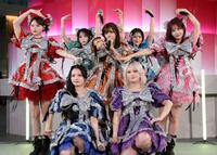 「ひんやりＫＩＴＴＥ」オープニングセレモニーで「倍倍ＦＩＧＨＴ！」を披露したＣＡＮＤＹ　ＴＵＮＥ（前列左から）桐原美月、宮野静、（後列同）立花琴未、小川奈々子、南なつ、福山梨乃、村川緋杏（撮影・伊藤笙子）