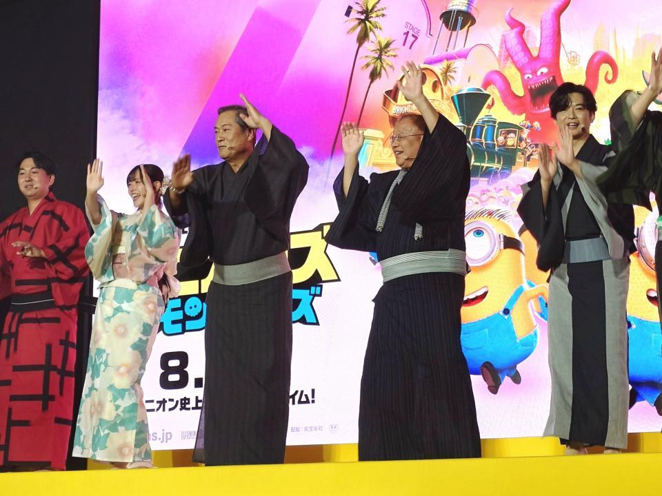 「ミニおんど」を踊る（左から）寺家、鈴木愛理、松平健、笑福亭鶴瓶、千葉雄大