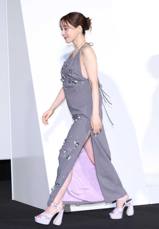 グレーのドレス姿で登場した田中みな実（撮影・伊藤笙子）