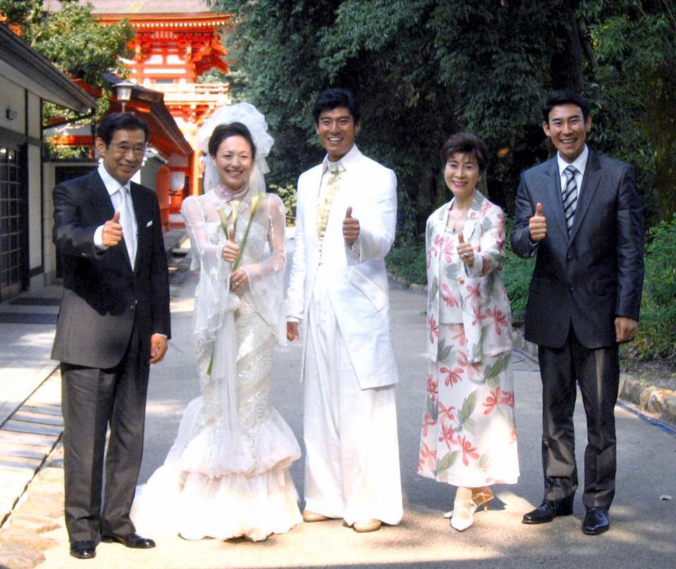 「イェ～イ」と結婚を喜んだ（左から）高島忠夫さん、シルビア・グラブ、高嶋政宏、寿美花代さん、高嶋政伸＝２００５年７月