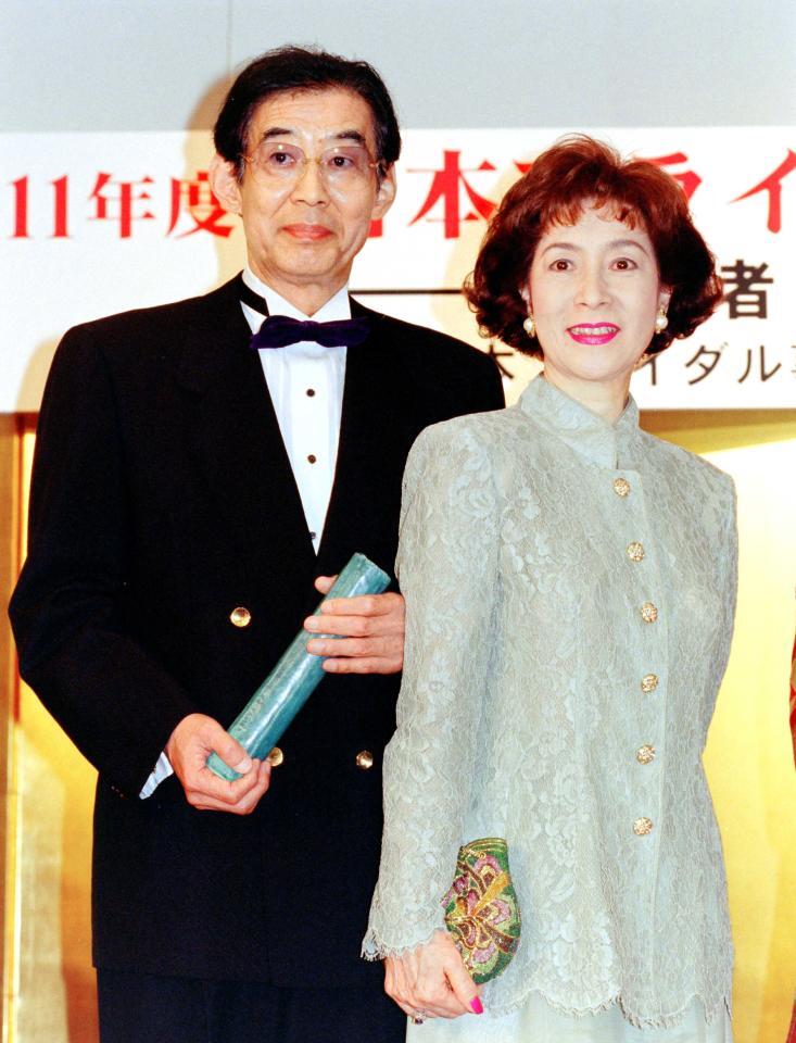 「日本ブライダル大賞」表彰式に妻の寿美花代さん（右）と出席した高島忠夫さん＝１９９９年５月