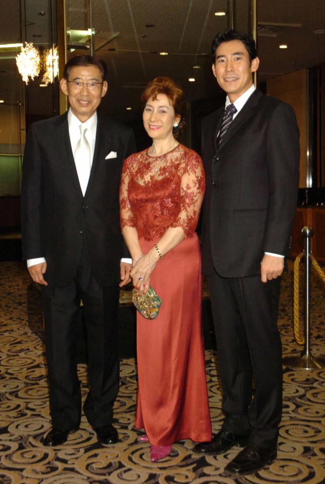 満面笑顔の（左から）高島忠夫さん・寿美花代さん夫妻、高嶋政伸＝２００５年１１月