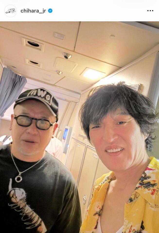 「ばったり飛行機にけつッ！！」と２ショットを披露した千原ジュニア。公式インスタグラム＠ｃｈｉｈａｒａ＿ｊｒより