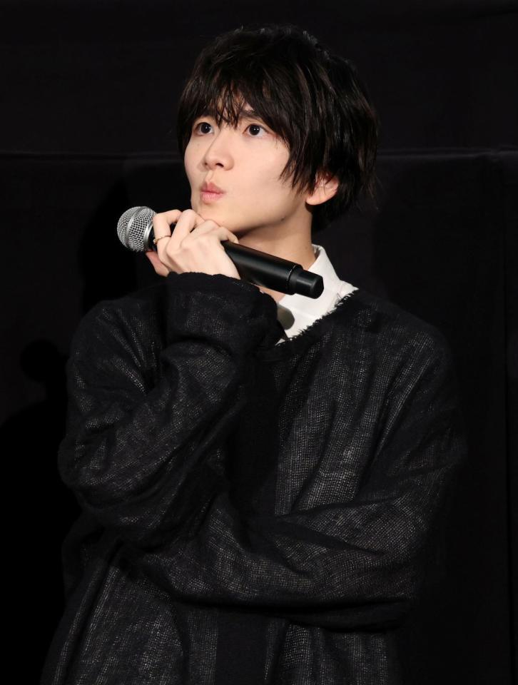 観客からの質問を聞きながら考え込む板垣李光人＝東京・新宿ピカデリー（撮影・伊藤笙子）