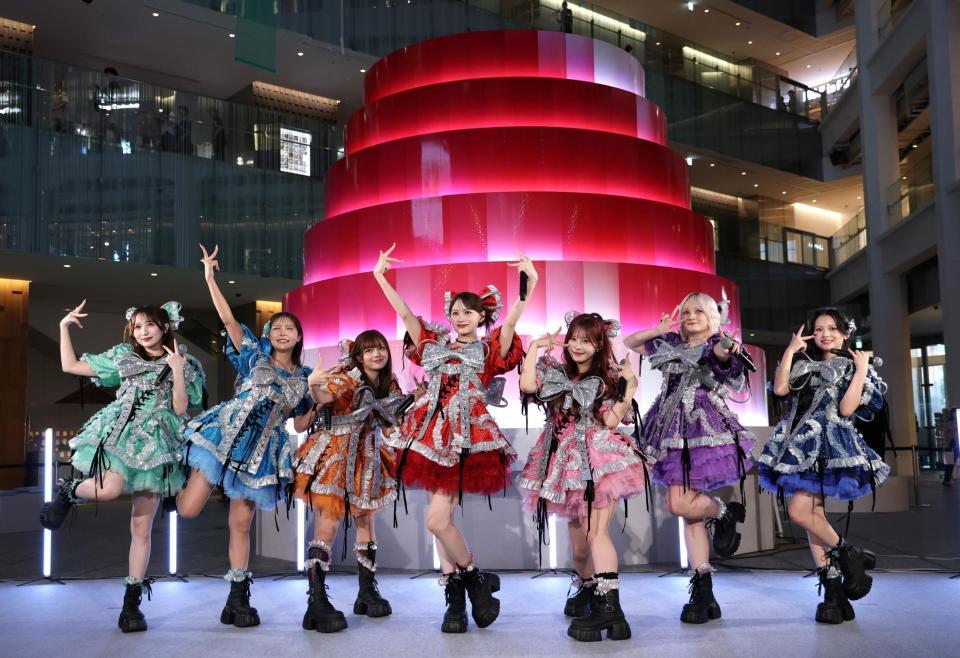 「ひんやりＫＩＴＴＥ」オープニングセレモニーで「倍倍ＦＩＧＨＴ！」を披露したＣＡＮＤＹ　ＴＵＮＥ（左から）小川奈々子、福山梨乃、南なつ、立花琴未、村川緋杏、宮野静、桐原美月（撮影・伊藤笙子）