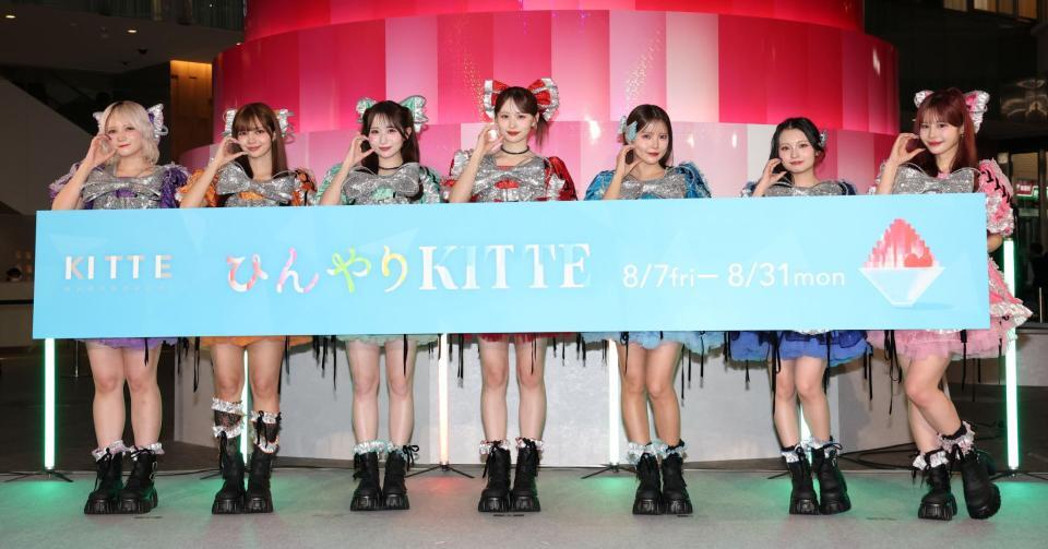 「ひんやりＫＩＴＴＥ」オープニングセレモニーに登場したＣＡＮＤＹ　ＴＵＮＥ（左から）宮野静、南なつ、小川奈々子、立花琴未、福山梨乃、桐原美月、村川緋杏（撮影・伊藤笙子）