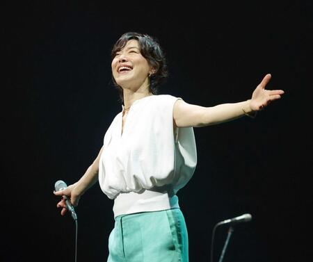 　ステージで笑顔を見せる今井美樹