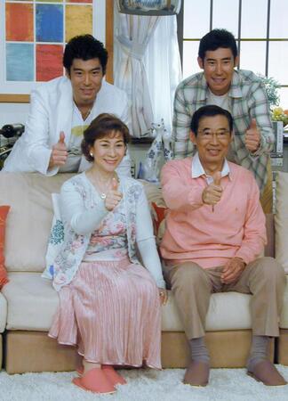 　家族４人そろってポーズを決める（前列左から）寿美花代さん、高島忠夫さん（後列左から）高嶋政宏、高嶋政伸＝２００６年３月