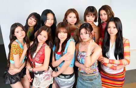 　ポーズをとるＣＩＲＲＡの（前列左から）ＴＯＡ、ＹＵＮＡ、ＭＹＵ．Ｓ、ＮＩＫＯＲＩ、ＨＩＮＡＴＡ（後列同）ＹＵＲＡＲＡ、ＫＯＨＡＲＵ、ＭＹＵ．Ｙ、ＭＯＭＯ、ＭＡＮＯＮ（撮影・石井剣太郎）