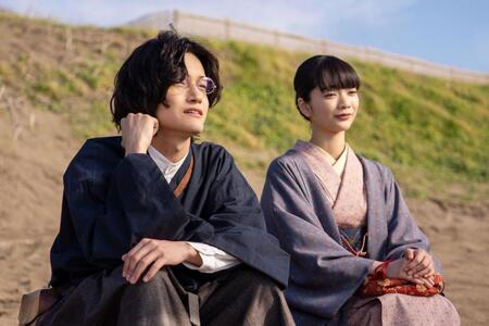「風、薫る」に出演中の佐野晶哉（左）、見上愛