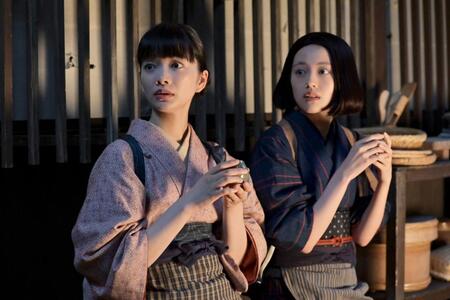 「風、薫る」に出演中の見上愛（左）、上坂樹里