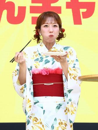 「焼きそばはマルちゃん　２０２６」発表会でゲームを見事クリアし、大好きな焼きそばをほおばる