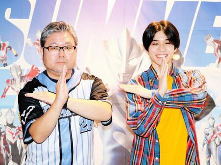「ウルトラマンテオ」の特技監督・辻本貴則氏（左）とポーズを決める岩崎碧