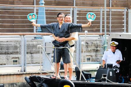 道頓堀川のクルーズ船上でタイタニックのポーズを決めるアンタッチャブルの柴田英嗣（手前）と山崎弘也